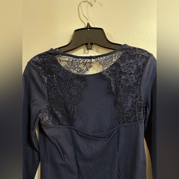 Navy blue tshirt with lack back in size small - Picture 2 of 3
